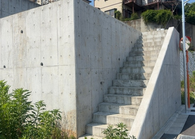 土地購入を検討されている場合、境界杭がない状態で購入してしまうと境界確定測量をする必要があり、費用がかかります。購入の前に、売主、隣土地所有者立ち合いのもと境界を確定し境界杭を設置するのがベストです。