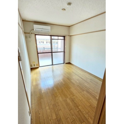 換気用の小窓も付いているので、お部屋の空気の入れ替えもカンタン♪*