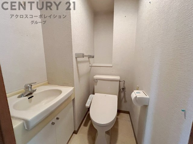 温水洗浄便座付トイレは温水洗浄機能により、暖かい水でおしりを洗浄することができ、冷たい水を使う従来の便座に比べ、温水洗浄機能で暖かいトイレを提供し、快適な使用を可能にします。