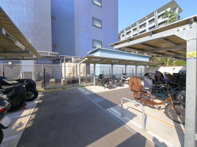 【Bicycle　Parking　駐輪場】駐輪場：400円～600円／月額、バイク置き場：3、000円／月額、ミニバイク置き場：1、500円／月額