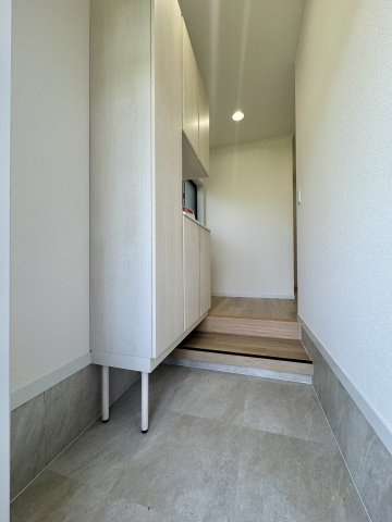 白を基調とし大きなシューズボックス付き！