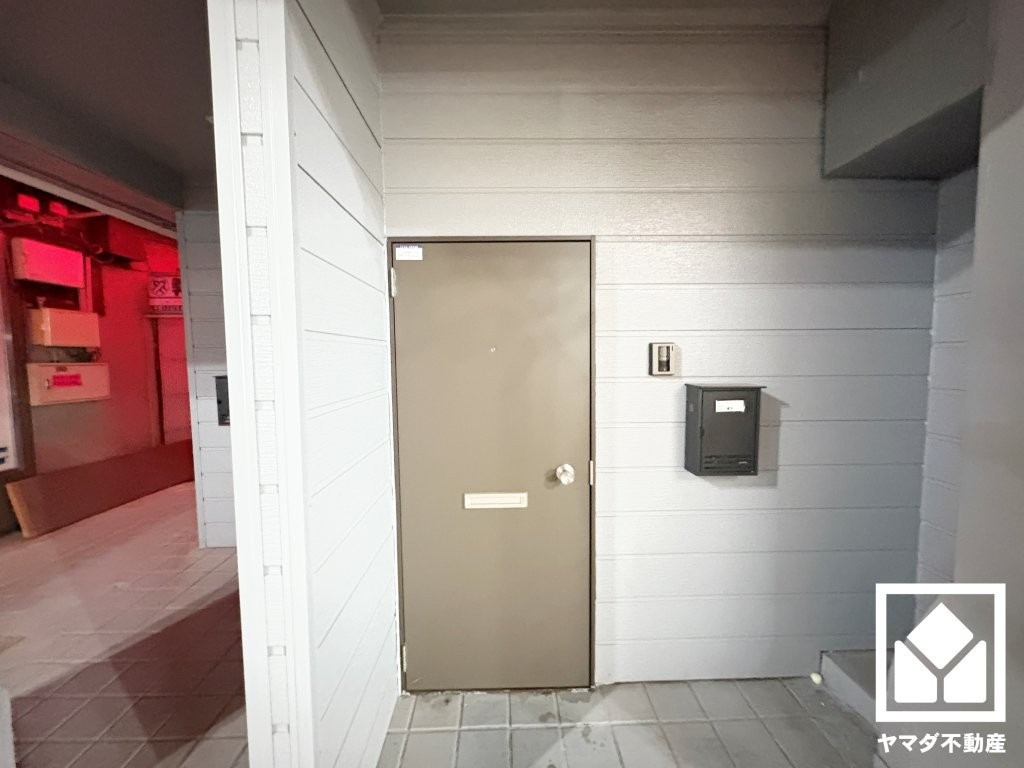 3階住戸・屋上の出入口です。インターホンがございますので、来客があっても家の中で対応可能なので、防犯面で安心です。