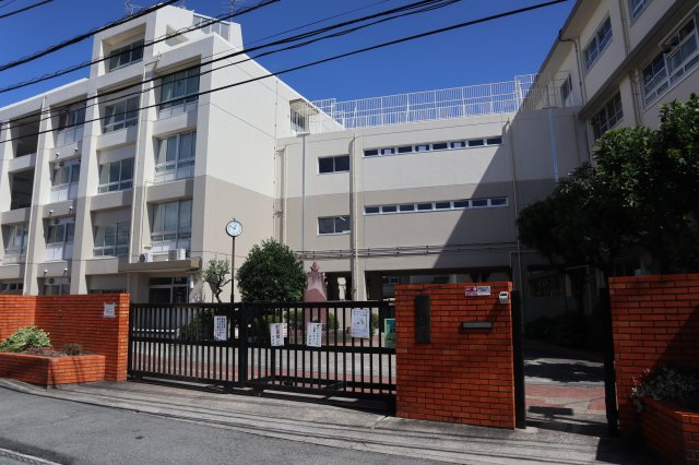 徒歩約11分　向丘中学校です