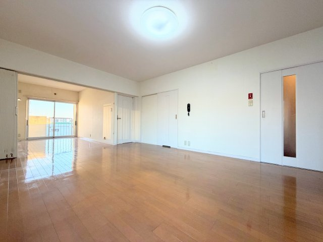 ◆柔らかな色合いのフローリングと清潔感のあふれる白のクロスが明るい空間を創り出しているリビングダイニング。家族の集まる憩いの場にふさわしいです。