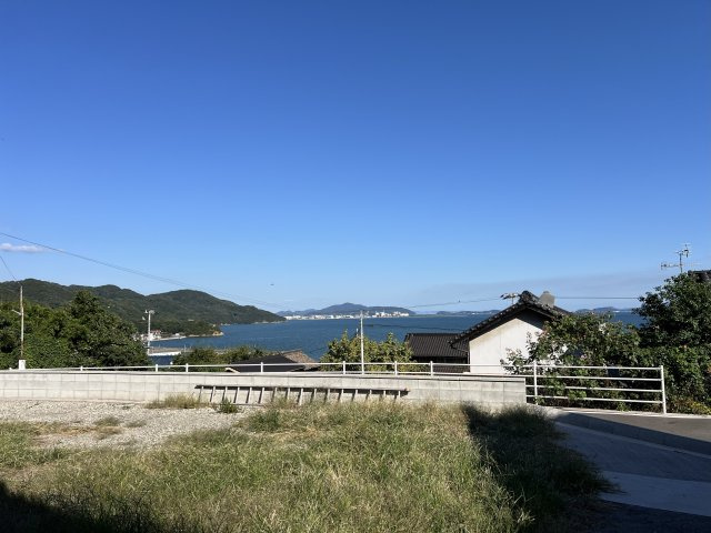 広々とした敷地は開放感があり、周囲には高い建物もないため、通風も良好です。敷地東側には前面道路、その向こうには高台から望む一面の海。海原から朝日が昇り、一日を迎える日々は生活に潤いをもたらします。