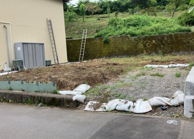 土地の形が極端に長細かったり、狭小地、あるいは道路との高低差がある傾斜地だった場合、後々売ろうとしても買い手がつかない場合もあります。後々、売却することになった時に価値の下がらない土地を選びましょう。