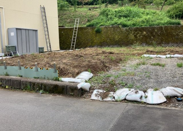 土地の面積＝住宅面積ではありません。建ぺい率の問題などで、土地のある場所によって住宅を建てられる面積は限られています。高さもしかり、「土地」という言葉の中には、建築条件も含まれると考えておきましょう。