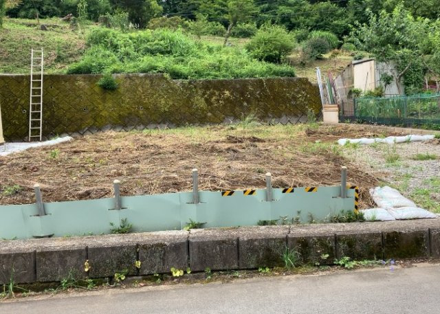 土地の前の道路に消火栓が設置されていることがあります。この場合、道路交通法第45条第1項により、駐車禁止の場所が指定されています。そのため、車庫などの駐車スペースをつくることができない場合があります。