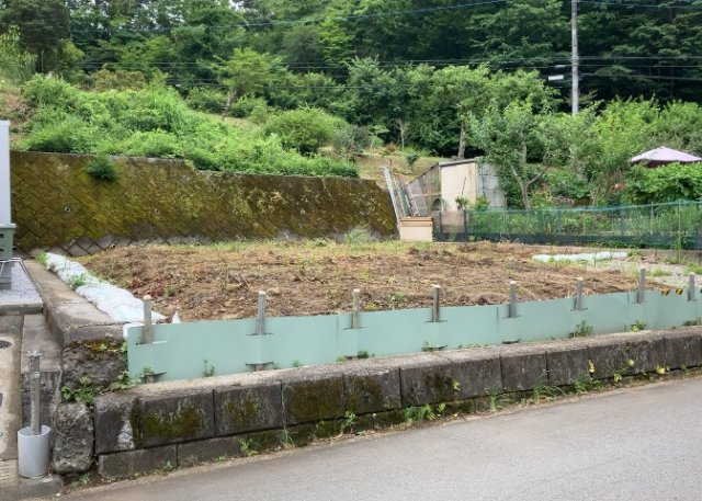 現地に行くなら、物件の周囲の地形がどうなっているかを見ることも大切です。周辺より低くなっている土地では、大雨などで水が集まりやすいため、地盤が弱くなっているということも考えられるため、注意が必要です。