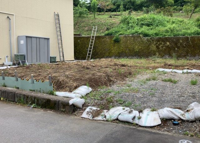 土地購入を検討されている場合、境界杭がない状態で購入してしまうと境界確定測量をする必要があり、費用がかかります。購入の前に、売主、隣土地所有者立ち合いのもと境界を確定し境界杭を設置するのがベストです。