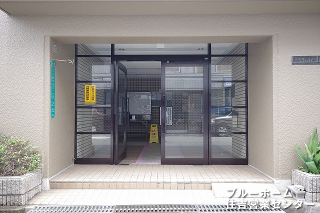 重厚感のあるエントランスです！