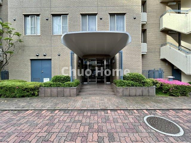 【エントランス】マンションのエントランスは、その物件の印象を決める、顔とも言える場所です。毎日通る場所ですからきれいなのが一番です。