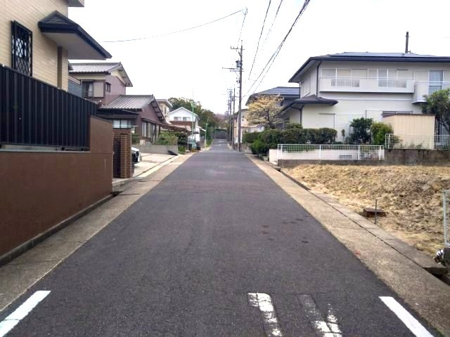 現地写真　※令和8年4月9日撮影　道幅6mの道路に面しているため車での通行も安心。　