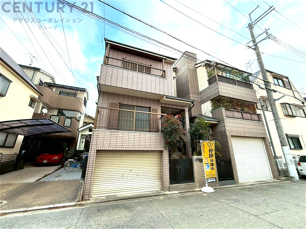 1階部分がシャッター付き車庫になっております。