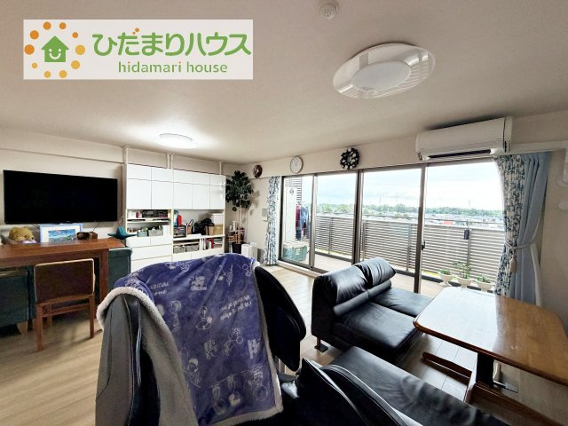 大きな窓から光が差し込む、開放感あふれるメインリビング。