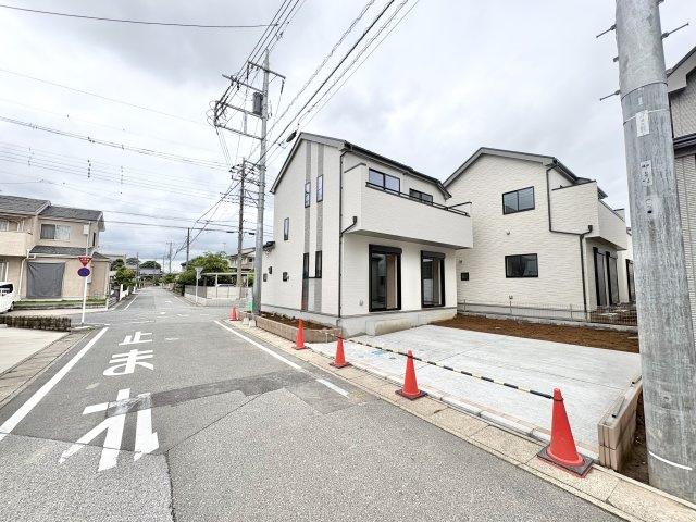 全9棟の分譲住宅で、2026年6月に完成予定です。「吉川美南」駅まで徒歩約21分になります。ぜひ現地をご覧ください♪