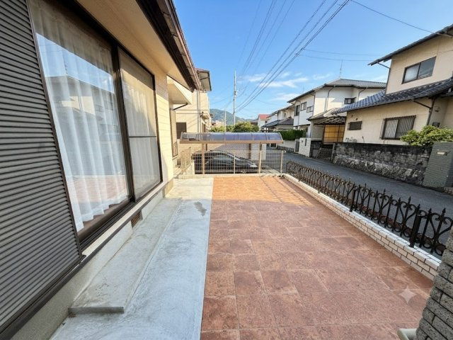 陽当たりの良い広々としたお庭スペースです。ガーデニングや家庭菜園、お子様の遊び場としてはもちろん、テーブルやチェアを置いてアウトドアリビングとしてもおススメ。ゆとりある時間をお過ごしいただけます。