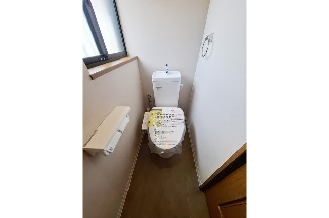 2Fトイレ：TOTOの便器・温水洗浄便座を新調済み。2階にもトイレがあり、忙しい朝も便利です。