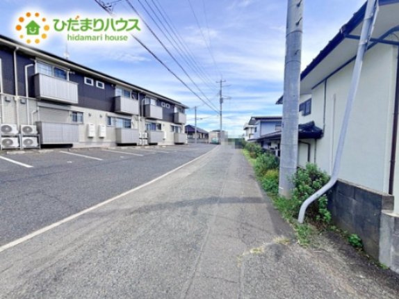 繁華街のようなにぎやかさがないため、車の音や話し声が少なく、静かな生活を望む人に適している閑静な住宅地！