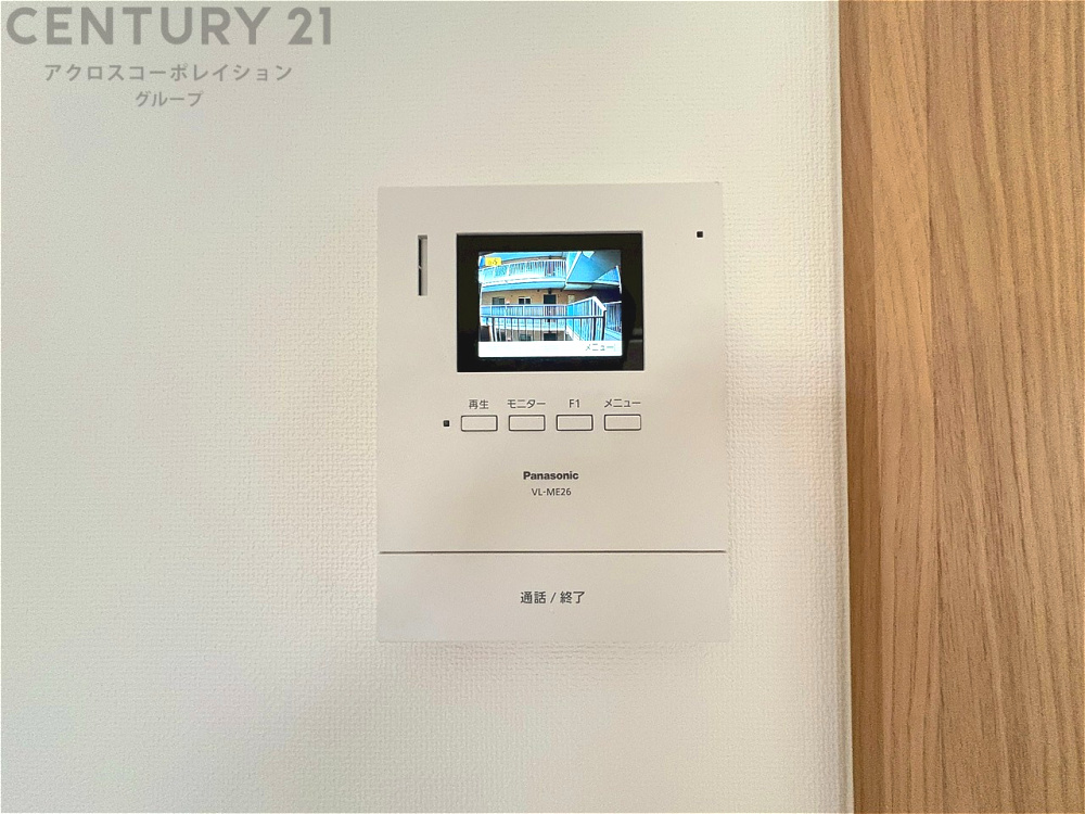 訪問者が来たときにテレビ画面で確認できるため、安心してドアを開けられます。録画機能があるものもあり、留守中に来訪者を記録しておくことができます。利便性が高く、セキュリティ面でも安心です。