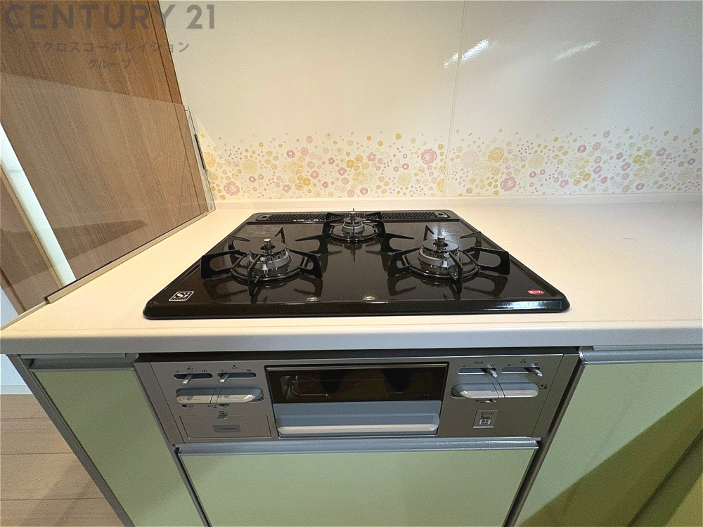 多数の調理器具を同時に使用でき、料理の効率化が可能。省エネで節約になり、様々な料理スタイルに適応できます。また、火力調整が独立しており、手入れや掃除もしやすく、今よりもっとお料理が楽しくなるかも。