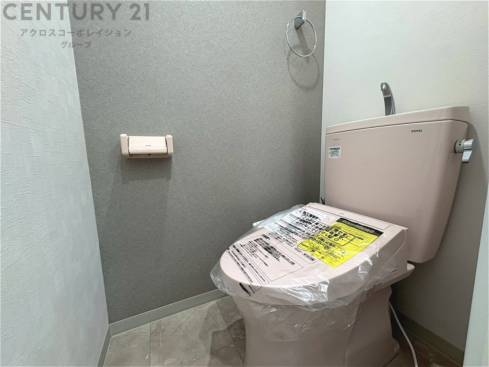 温水洗浄便座付トイレは温水洗浄機能により、暖かい水でおしりを洗浄することができ、冷たい水を使う従来の便座に比べ、温水洗浄機能で暖かいトイレを提供し、快適な使用を可能にします。
