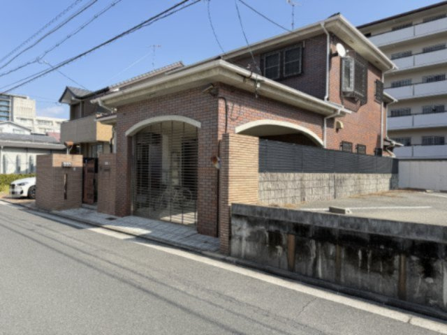 敷地全体の広さが確認できる写真です。67.75坪の敷地は、ライフスタイルに合わせた住まいづくりをご検討いただけます。建築会社や間取りプランのご相談も承っておりますので、お気軽にお問い合わせください。