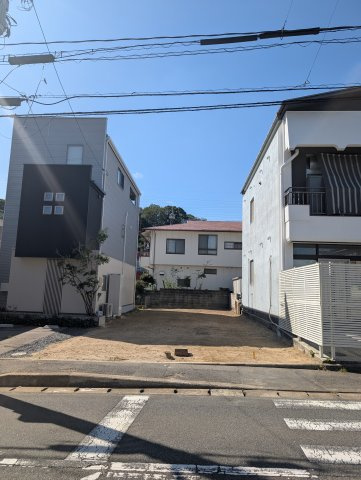 前面道路は幅員約9.1ｍのゆとりある公道で、車のすれ違いもスムーズ。歩道も整備されており、小さなお子さまの通学や日常の徒歩移動も安心です。交通量も比較的少なく、落ち着いた住宅環境が魅力です。