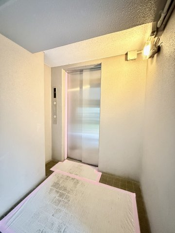 【エレベーター】　共用のエレベーターが設置されており、荷物が多い日も移動が楽になります。