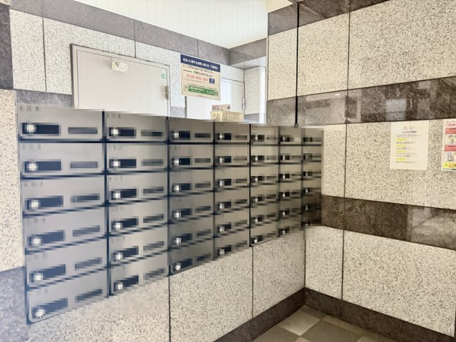 【郵便受け】　各住戸ごとに分かれた郵便受けが設置されており、使いやすく管理された印象です。