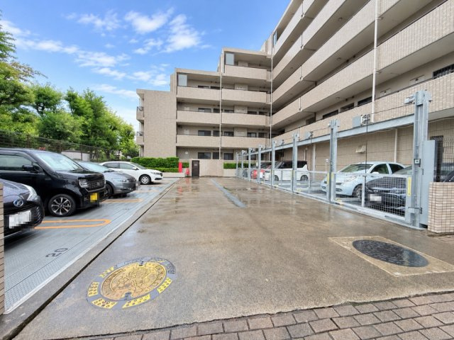 【駐車場】　敷地内に駐車場があり、車をお使いのご家族にも便利で安心な住環境といえます。