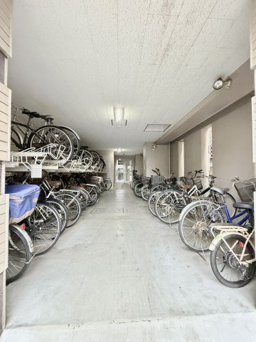 【駐輪場】　屋根と壁に囲まれた屋内型の駐輪場で、天候を気にせず利用できる設備です。