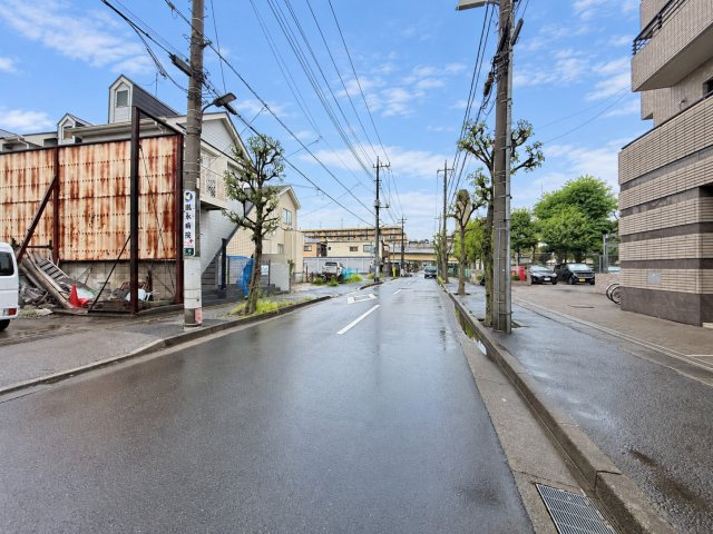 【前面道路】　前面道路は程よい広さがあり、歩道も整備されているため歩きやすい通りです。