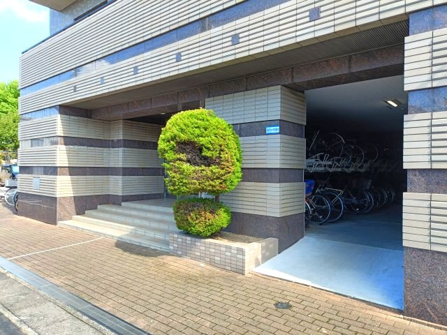 【エントランス】　植栽が彩りを添えるエントランス周りは、明るく清潔感のある佇まいです。