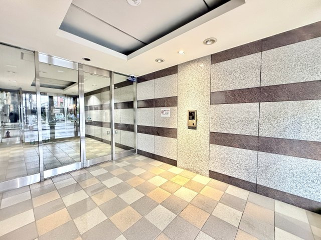 【エントランス】　オートロック完備の風除室があり、防犯面でも安心してお住まいいただけます。