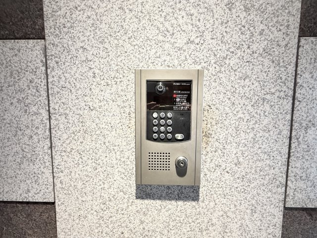 【オートロック】　部外者の侵入を防ぐオートロックシステムで、防犯性に配慮した住まいです。