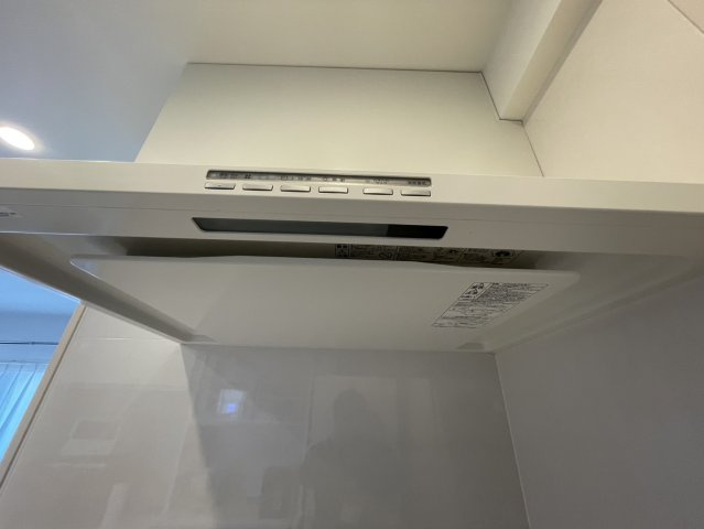 キッチンに設置されたレンジフードは、調理時の煙やにおいをしっかりと排出し、室内を快適な環境に保ちます。操作もシンプルで使いやすく、日々の料理をサポートしてくれます。お手入れもしやすい仕様です。