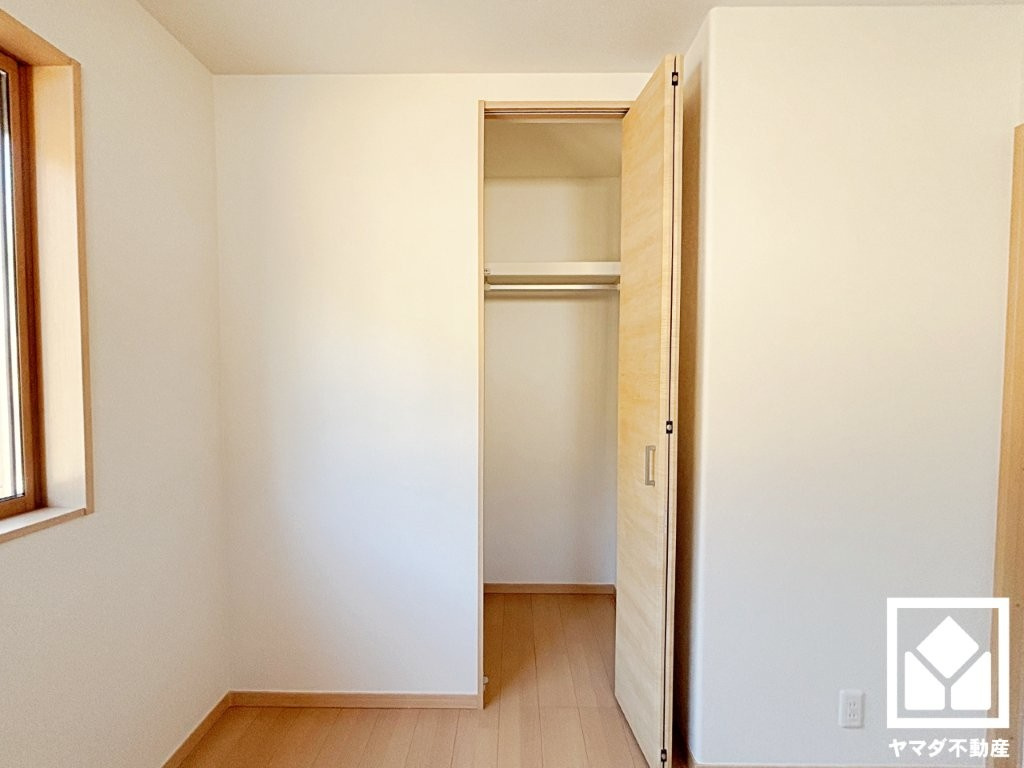 バルコニーにつながるお部屋で、通風・陽当たり良好。全居室フローリングでお掃除ラクラクです。