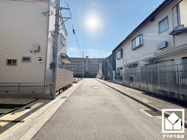 阪急電鉄神戸線「園田」駅まで徒歩約11分。「業務スーパー園田店」まで徒歩7分などお買い物施設も徒歩圏内に複数あり、毎日の通勤・通学だけでなく、日常のお買い物や、休日のお出かけまで利便性に優れています。