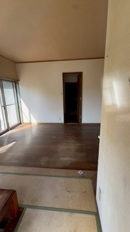 和室側から見るリビングです