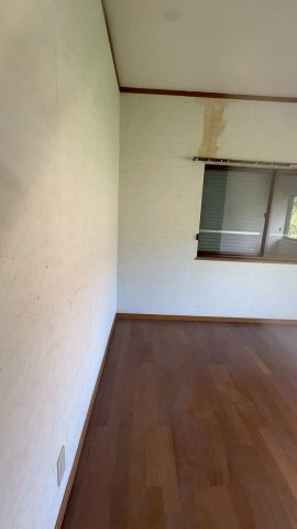 落ち着いた色調の洋室です