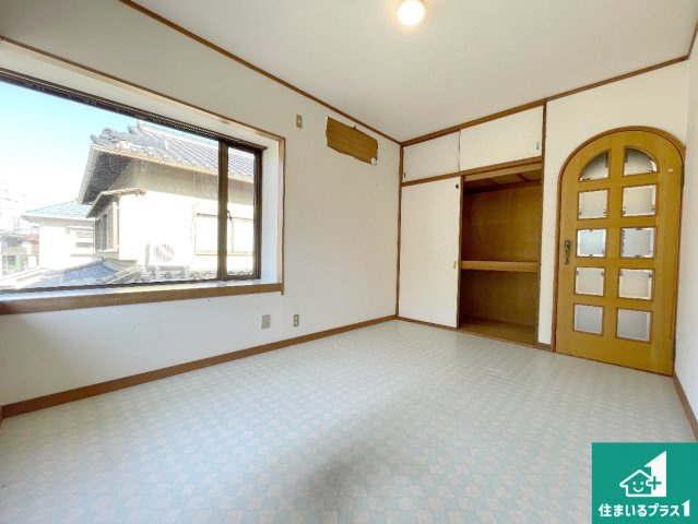 シンプルかつ開放的な窓のある洋室！　