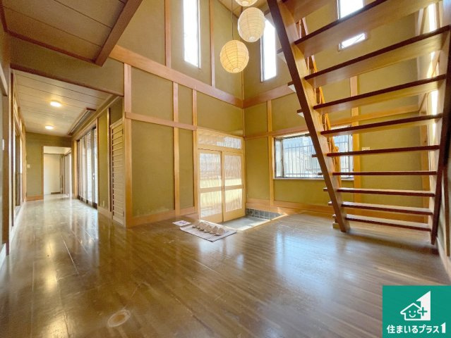 吹抜けから光が降り注ぐ開放感！　