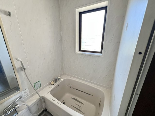窓を備えた浴室は、自然光を取り込みながら換気もしやすい点が魅力です。入浴後に窓を開けて湿気を逃がせるため、日々のお手入れにも役立ちます。浴槽に浸かって一日の疲れを癒やせる、落ち着いた空間です。