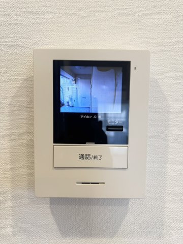 来訪者の顔を室内から確認できるモニター付きインターホンを完備！玄関を開ける前に訪問者を確認できるため、防犯面でも安心感があります。日々の暮らしを快適にサポートする嬉しい設備です。