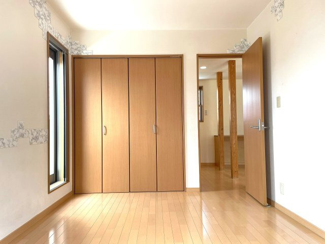 2階洋室にはクローゼットが付いています。