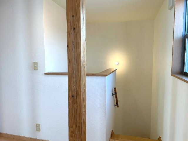 階段を上ると9帖の洋室になります。