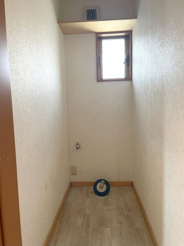 洗面所とは別に洗濯機置場があります。