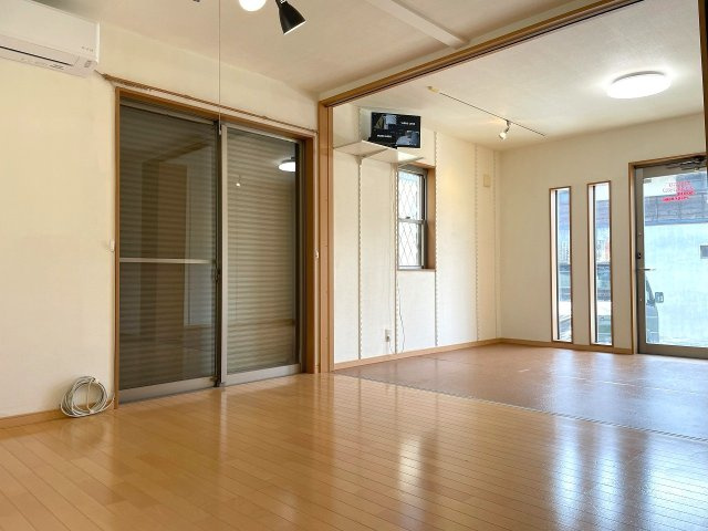 LDK横の洋室の扉を開ければ21.8帖の広々空間