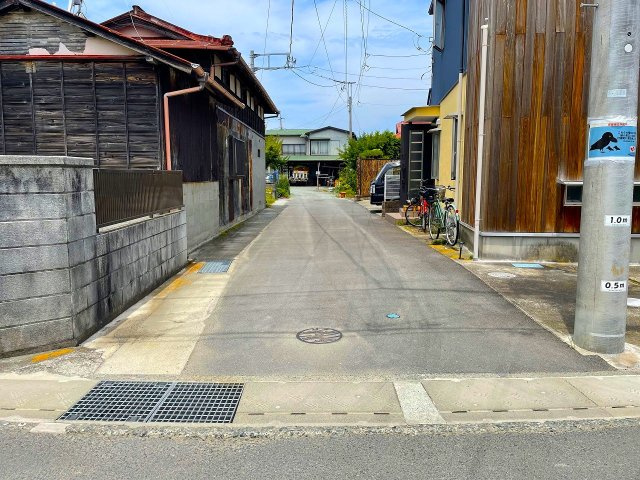西側4m道路に面しています。
